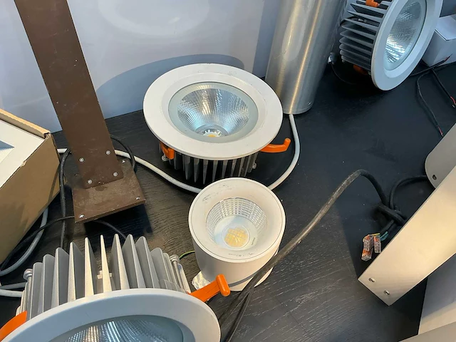 Partij diversen showroom verlichting - afbeelding 16 van  21