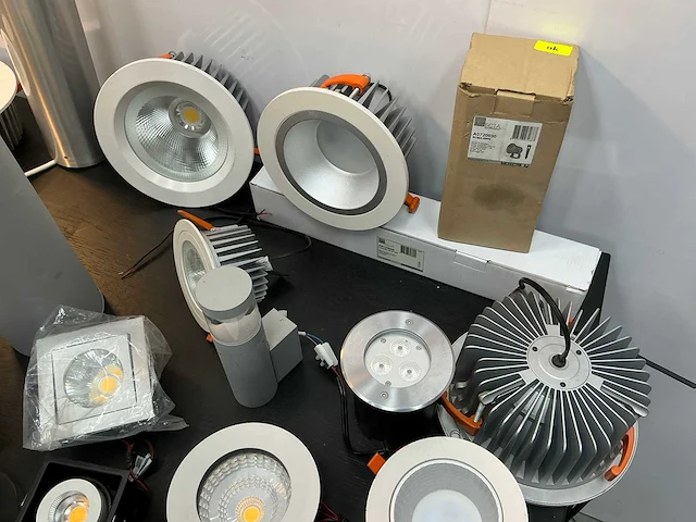 Partij diversen showroom verlichting - afbeelding 17 van  21