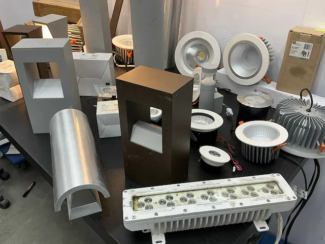 Partij diversen showroom verlichting - afbeelding 18 van  21