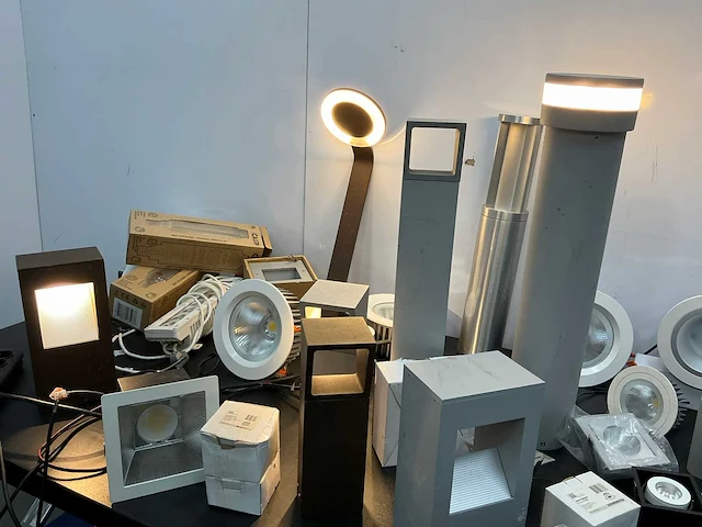 Partij diversen showroom verlichting - afbeelding 19 van  21