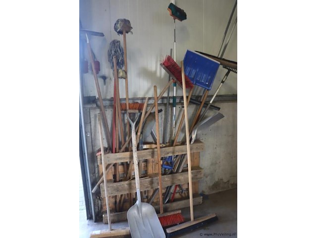 Partij diversen soorten (tuin) gereedschap o.a. bezems, sneeuwschep, dweil & hark - afbeelding 1 van  5