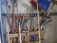 Partij diversen soorten (tuin) gereedschap o.a. bezems, sneeuwschep, dweil & hark - afbeelding 1 van  5