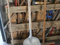 Partij diversen soorten (tuin) gereedschap o.a. bezems, sneeuwschep, dweil & hark - afbeelding 2 van  5