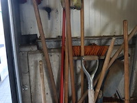 Partij diversen soorten (tuin) gereedschap o.a. bezems, sneeuwschep, dweil & hark - afbeelding 3 van  5