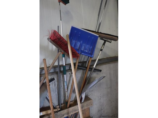 Partij diversen soorten (tuin) gereedschap o.a. bezems, sneeuwschep, dweil & hark - afbeelding 4 van  5