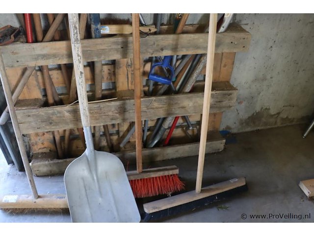 Partij diversen soorten (tuin) gereedschap o.a. bezems, sneeuwschep, dweil & hark - afbeelding 5 van  5