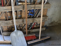 Partij diversen soorten (tuin) gereedschap o.a. bezems, sneeuwschep, dweil & hark - afbeelding 5 van  5