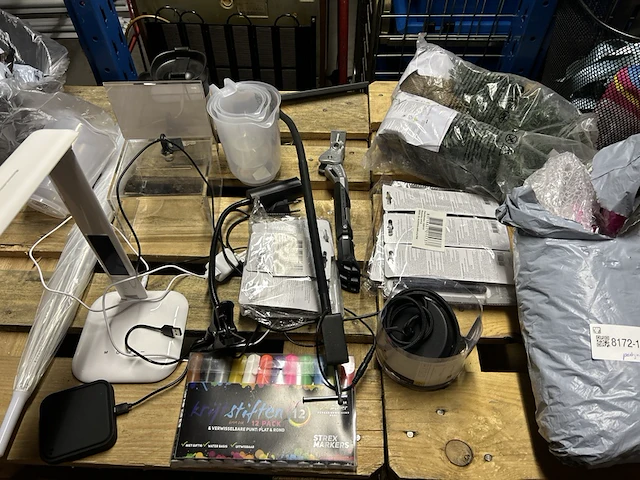 Partij diversen w.o. bureaulamp, fietsmand, krijtstiften w.o. basil - afbeelding 2 van  10