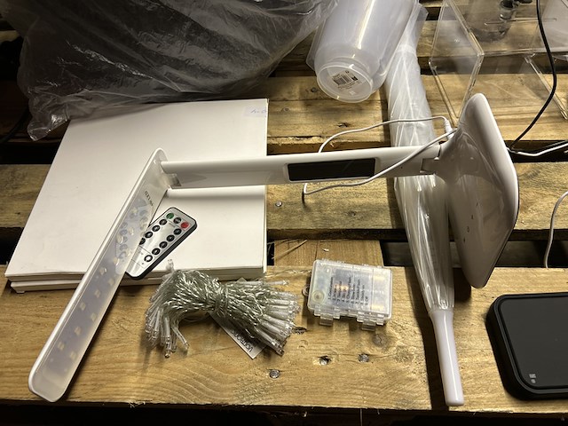 Partij diversen w.o. bureaulamp, fietsmand, krijtstiften w.o. basil - afbeelding 2 van  12