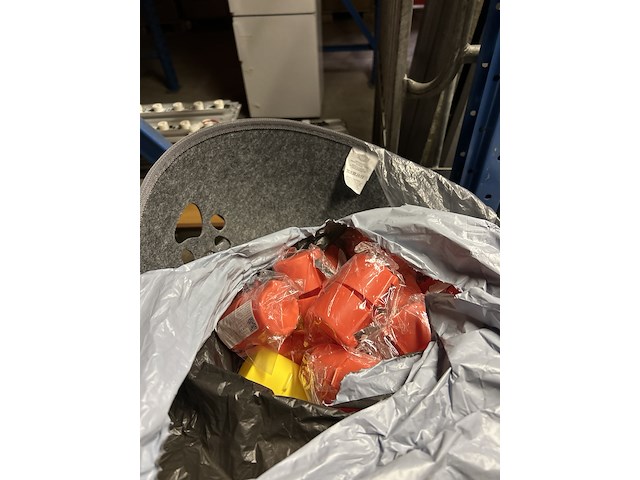 Partij diversen w.o. bureaulamp, fietsmand, krijtstiften w.o. basil - afbeelding 3 van  12