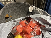 Partij diversen w.o. bureaulamp, fietsmand, krijtstiften w.o. basil - afbeelding 3 van  12