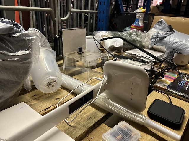 Partij diversen w.o. bureaulamp, fietsmand, krijtstiften w.o. basil - afbeelding 4 van  12