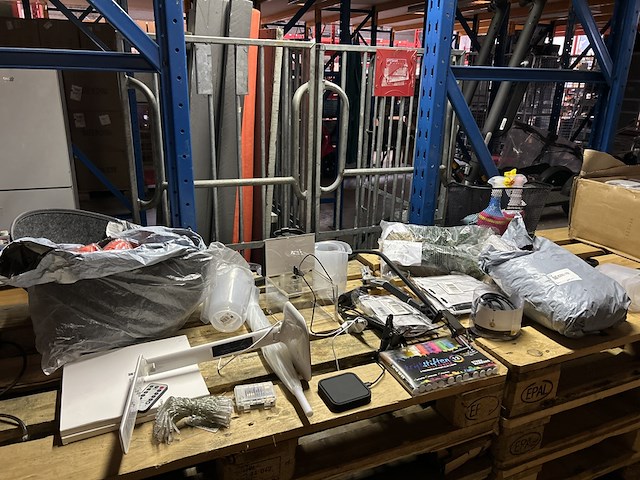 Partij diversen w.o. bureaulamp, fietsmand, krijtstiften w.o. basil - afbeelding 1 van  12