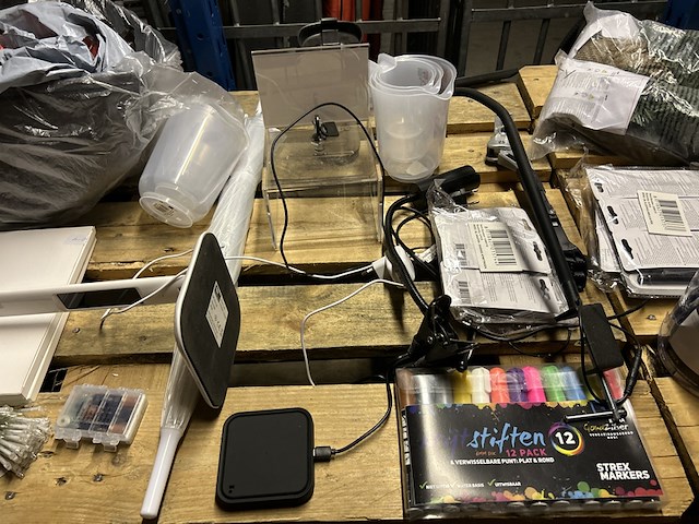 Partij diversen w.o. bureaulamp, fietsmand, krijtstiften w.o. basil - afbeelding 7 van  12