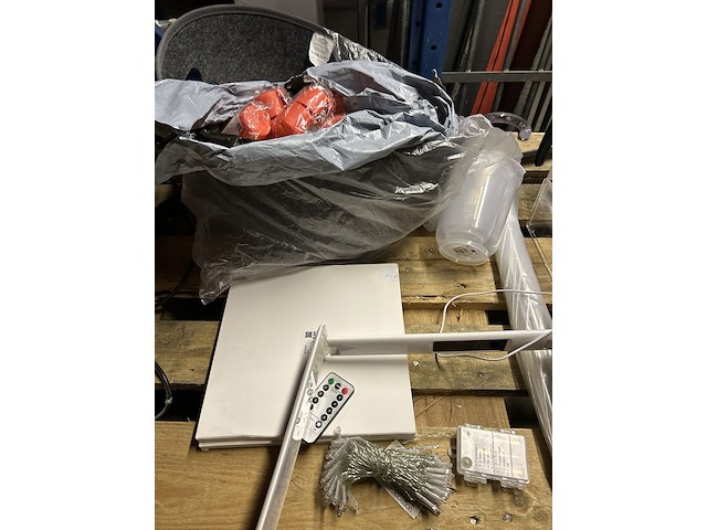 Partij diversen w.o. bureaulamp, fietsmand, krijtstiften w.o. basil - afbeelding 8 van  12