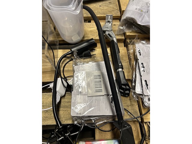 Partij diversen w.o. bureaulamp, fietsmand, krijtstiften w.o. basil - afbeelding 9 van  12