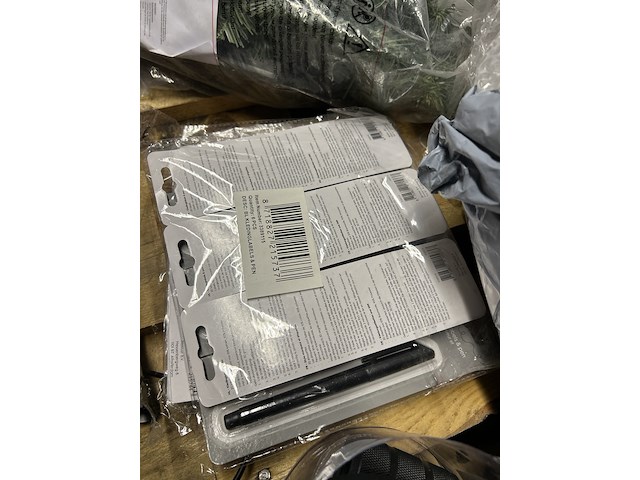 Partij diversen w.o. bureaulamp, fietsmand, krijtstiften w.o. basil - afbeelding 10 van  12