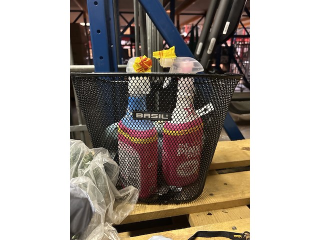 Partij diversen w.o. bureaulamp, fietsmand, krijtstiften w.o. basil - afbeelding 11 van  12