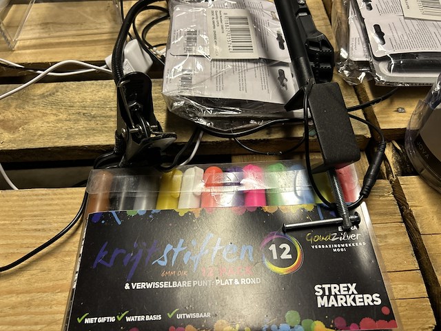 Partij diversen w.o. bureaulamp, fietsmand, krijtstiften w.o. basil - afbeelding 12 van  12