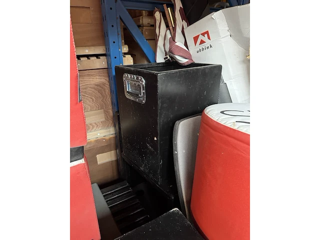 Partij diversen w.o. meubelen en transportkisten - afbeelding 8 van  9