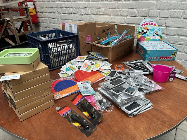 Partij diversen w.o. naaigerei, fotolijsten - afbeelding 2 van  8