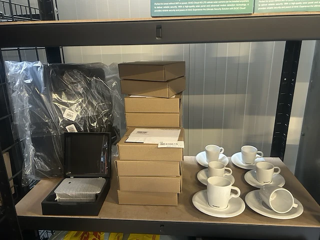 Partij diversen w.o. nespresso kopjes en schotels - afbeelding 1 van  7
