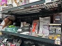 Partij diversen w.o. tuinslang, fietspomp, zadel w.o. black&decker, dunlop - afbeelding 1 van  8