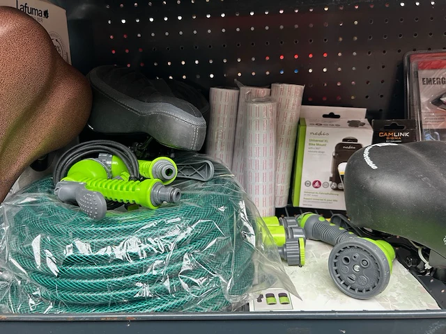 Partij diversen w.o. tuinslang, fietspomp, zadel w.o. black&decker, dunlop - afbeelding 3 van  8