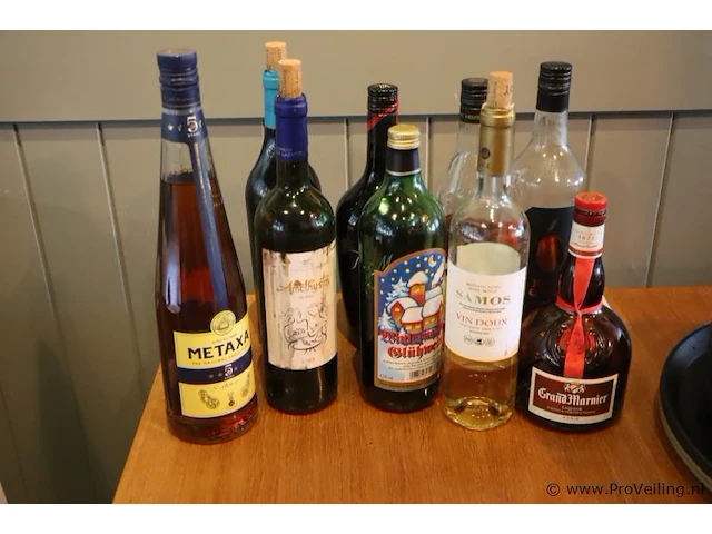 Partij dranken bestaande uit o.a. tia maria, malagousia rode wijn, samosa witte wijn & grand marnier liquer - afbeelding 1 van  4
