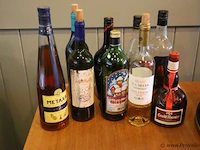 Partij dranken bestaande uit o.a. tia maria, malagousia rode wijn, samosa witte wijn & grand marnier liquer - afbeelding 1 van  4