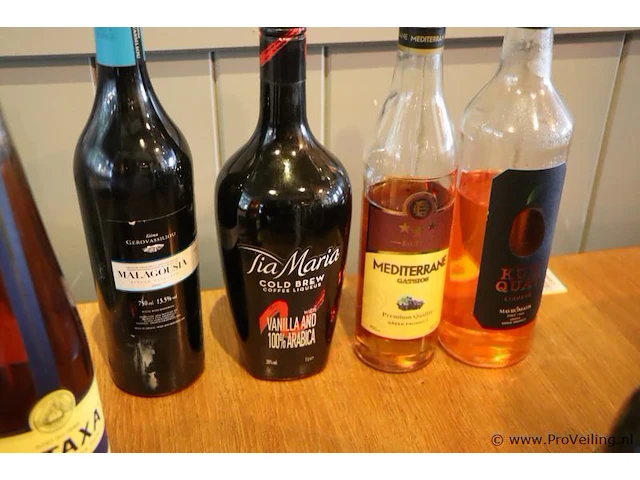 Partij dranken bestaande uit o.a. tia maria, malagousia rode wijn, samosa witte wijn & grand marnier liquer - afbeelding 2 van  4