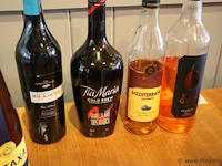 Partij dranken bestaande uit o.a. tia maria, malagousia rode wijn, samosa witte wijn & grand marnier liquer - afbeelding 2 van  4