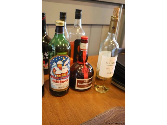 Partij dranken bestaande uit o.a. tia maria, malagousia rode wijn, samosa witte wijn & grand marnier liquer - afbeelding 3 van  4