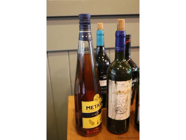 Partij dranken bestaande uit o.a. tia maria, malagousia rode wijn, samosa witte wijn & grand marnier liquer - afbeelding 4 van  4