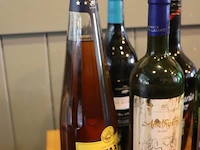 Partij dranken bestaande uit o.a. tia maria, malagousia rode wijn, samosa witte wijn & grand marnier liquer - afbeelding 4 van  4