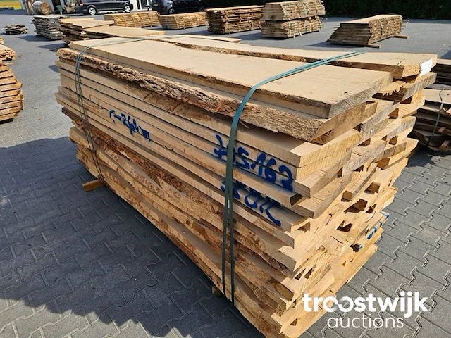 Partij duitse essenplanken +/- 75 stuks 230cm-260cm breedte 20-40cm dikte 4cm ovengedroogd - afbeelding 2 van  6