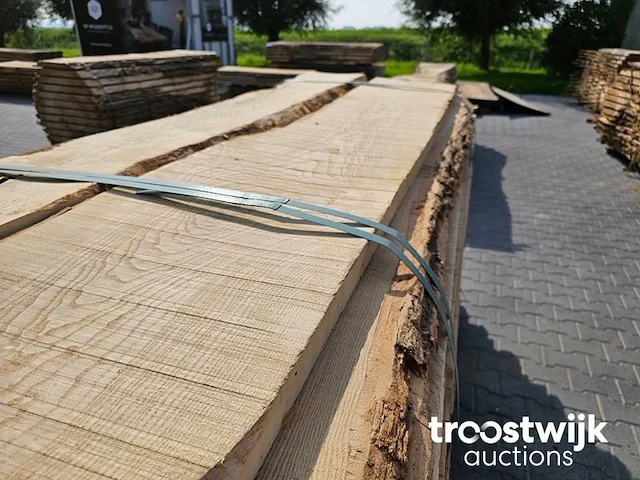 Partij duitse essenplanken +/- 75 stuks 230cm-260cm breedte 20-40cm dikte 4cm ovengedroogd - afbeelding 3 van  6