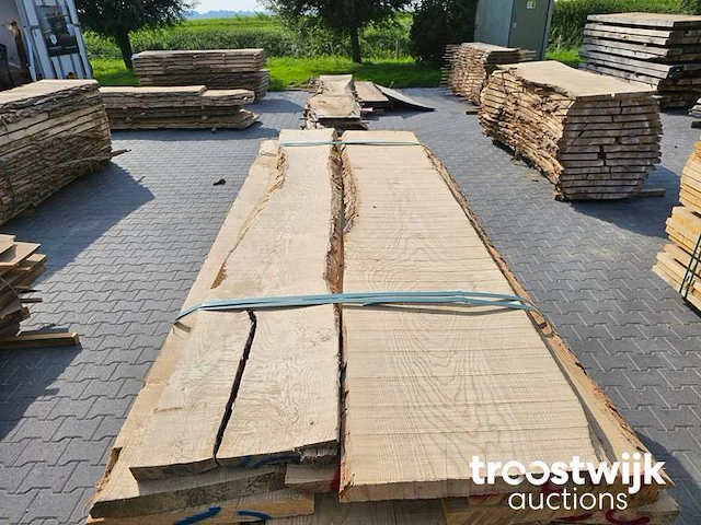 Partij duitse essenplanken +/- 75 stuks 230cm-260cm breedte 20-40cm dikte 4cm ovengedroogd - afbeelding 4 van  6
