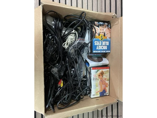 Partij dvd's & (aansluit) kabels - afbeelding 1 van  1