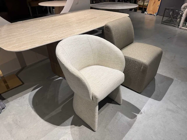 Partij eetkamerstoelen, fauteuils, poefs (13x) - afbeelding 14 van  38
