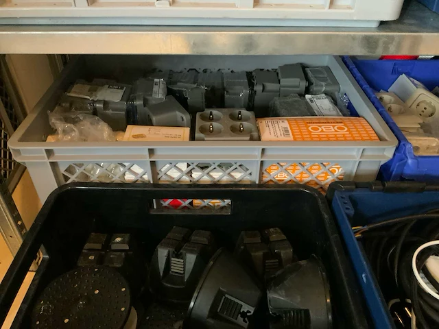 Partij elektra -en bevestigingsmaterialen - afbeelding 9 van  14