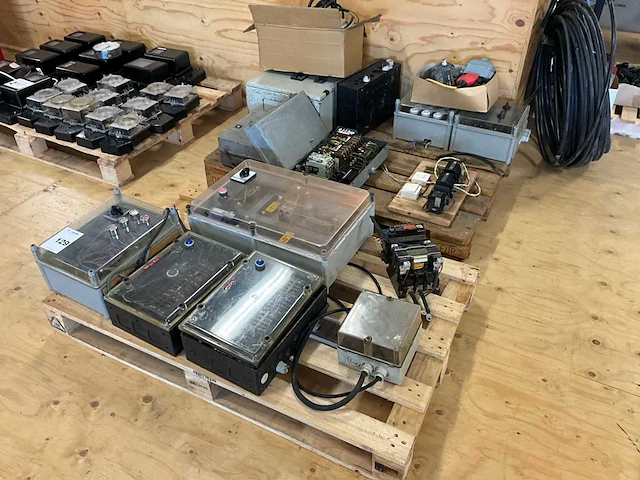 Partij elektra installatiematerialen - afbeelding 1 van  5