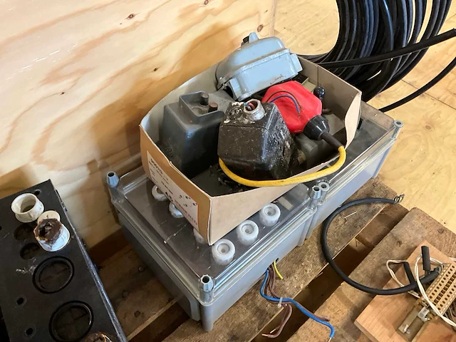 Partij elektra installatiematerialen - afbeelding 5 van  5
