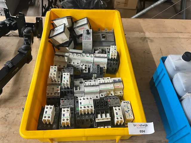 Partij elektra toebehoren - afbeelding 1 van  4