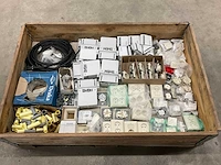 Partij elektra toebehoren - afbeelding 1 van  5