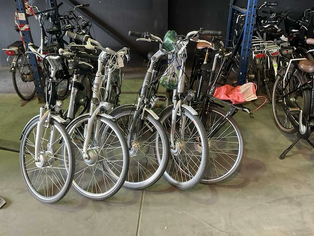 Partij elektrische fietsen van diverse modellen en merken. (5 stuks) - afbeelding 1 van  5