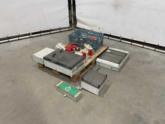 Partij elektrische materialen - afbeelding 1 van  8