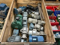 Partij elektromotor en vertragingskasten - afbeelding 1 van  4