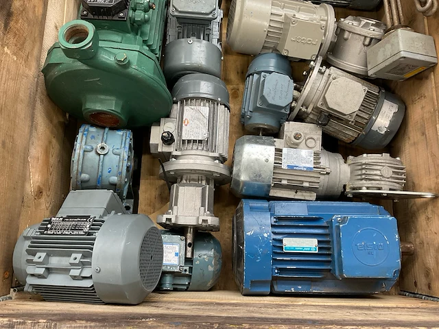 Partij elektromotor en vertragingskasten - afbeelding 2 van  4