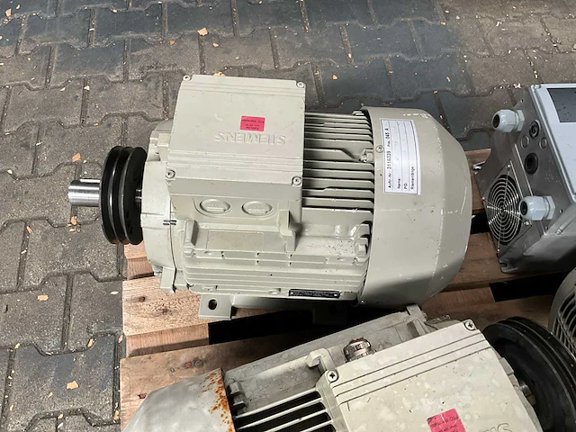 Partij elektromotor met frequentieregelaar - afbeelding 9 van  12